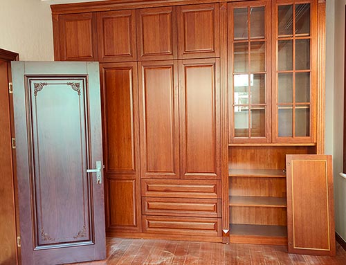 黔东南中式家庭装修里定制的实木衣柜效果图